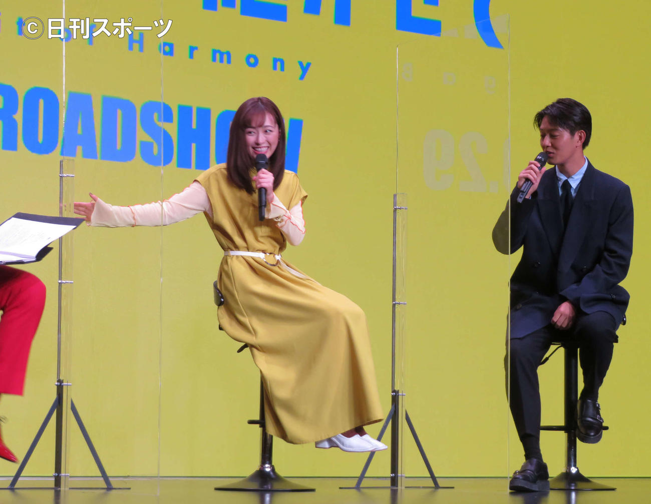 アニメ映画「アイの歌声を聴かせて」公開直前イベントで、バランスを崩して慌てる福原遥（右は工藤阿須加）（撮影・村上幸将）