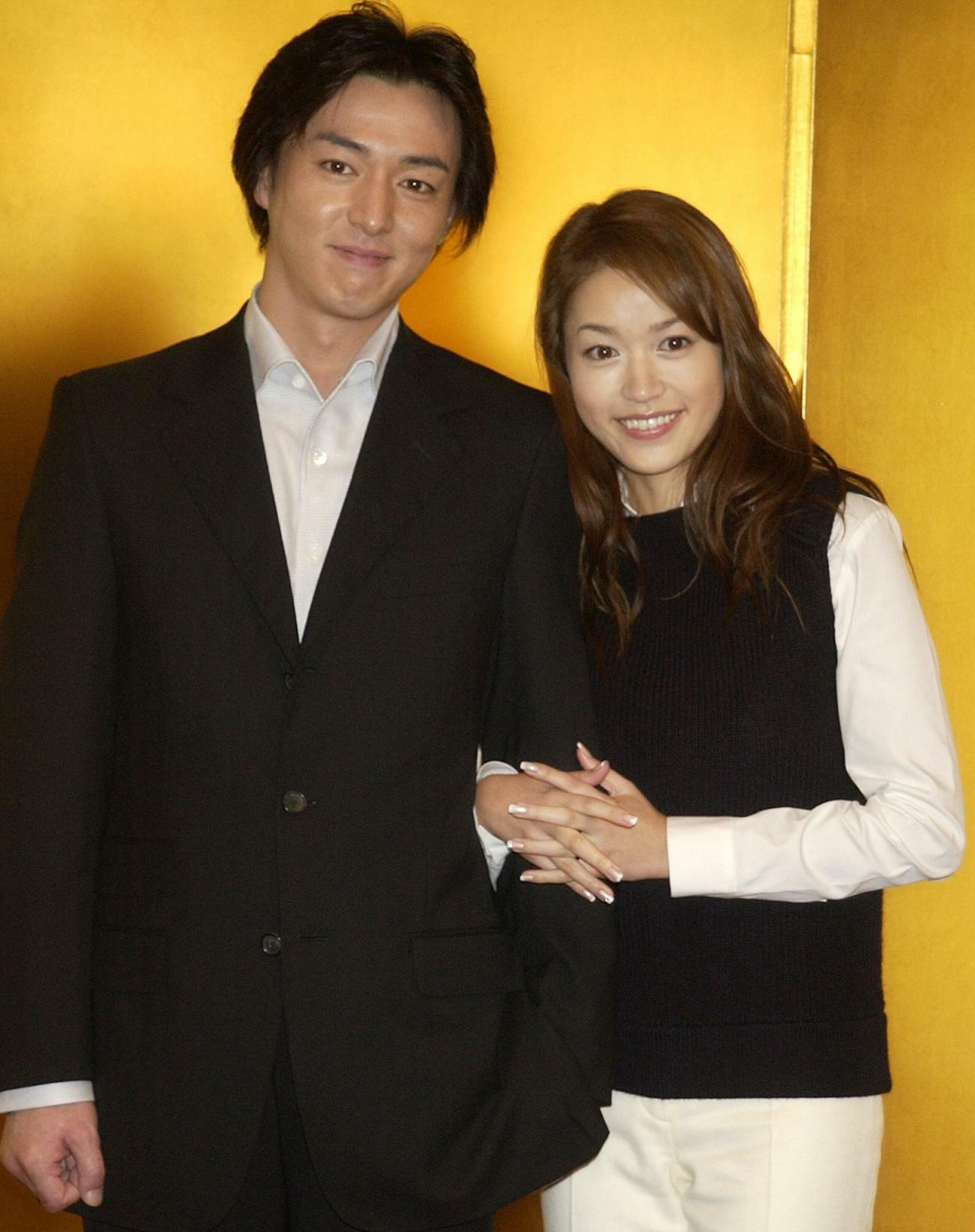 笑顔で入籍を報告した細川直美（右）と葛山信吾（02年10月21日撮影）
