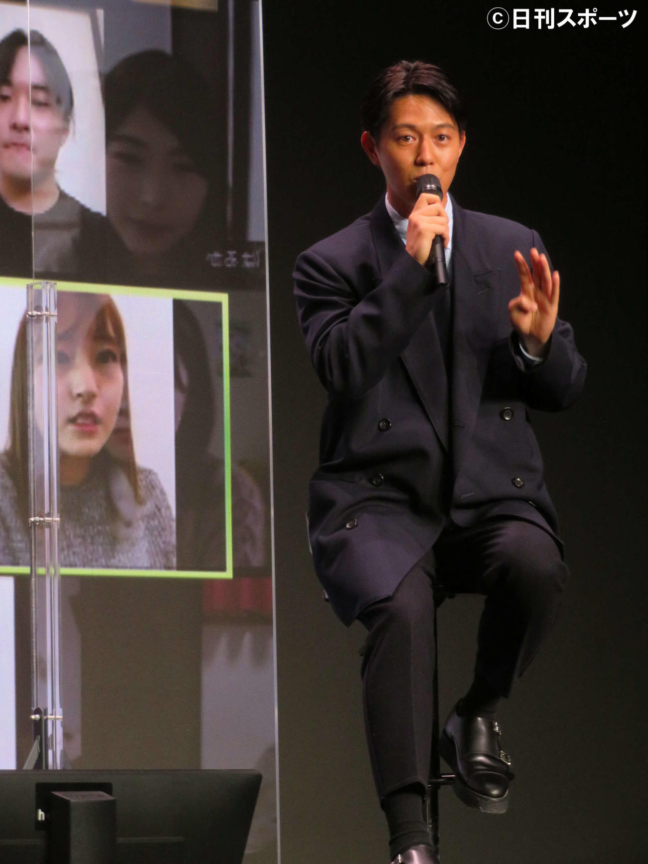 アニメ映画「アイの歌声を聴かせて」公開直前イベントで、ファンの女性のお悩み相談に応じる工藤阿須加（撮影・村上幸将）