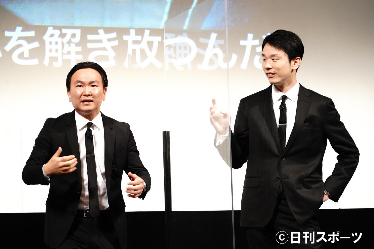 映画「マトリックス　レザレクションズ」公開記念ファンイベントに出席したお笑いコンビ、かまいたち山内健司（左）と濱家隆一（撮影・佐藤成）
