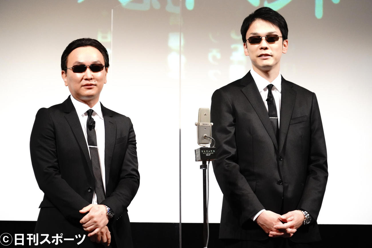 映画「マトリックス　レザレクションズ」公開記念ファンイベントで漫才を披露したお笑いコンビ、かまいたち山内健司（左）と濱家隆一（撮影・佐藤成）