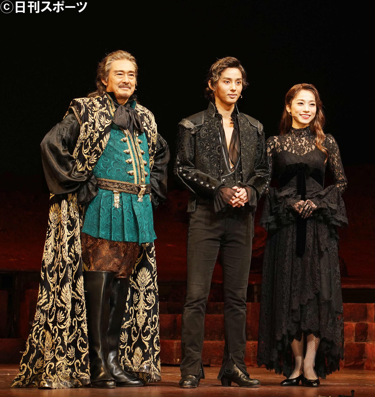 舞台上で笑顔を見せる、左から鶴見辰吾、藤ケ谷太輔、真彩希帆（撮影・横山健太）