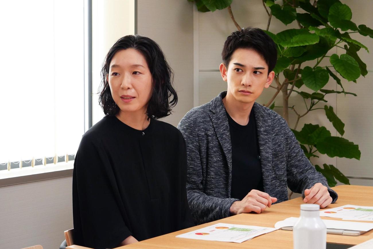 スリースターブックスの社長・氷河衛（江口のりこ＝左）と人事責任者・宮村空（町田啓太）（C）フジテレビ