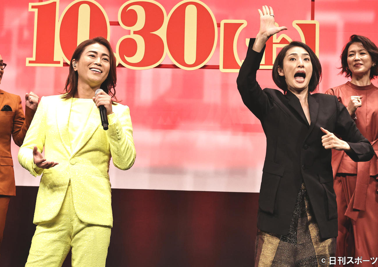 氷川きよし（左）が歌う主題歌「Happy！」に合わせてダンスを披露する天海祐希。右端は若村麻由美（撮影・中島郁夫）
