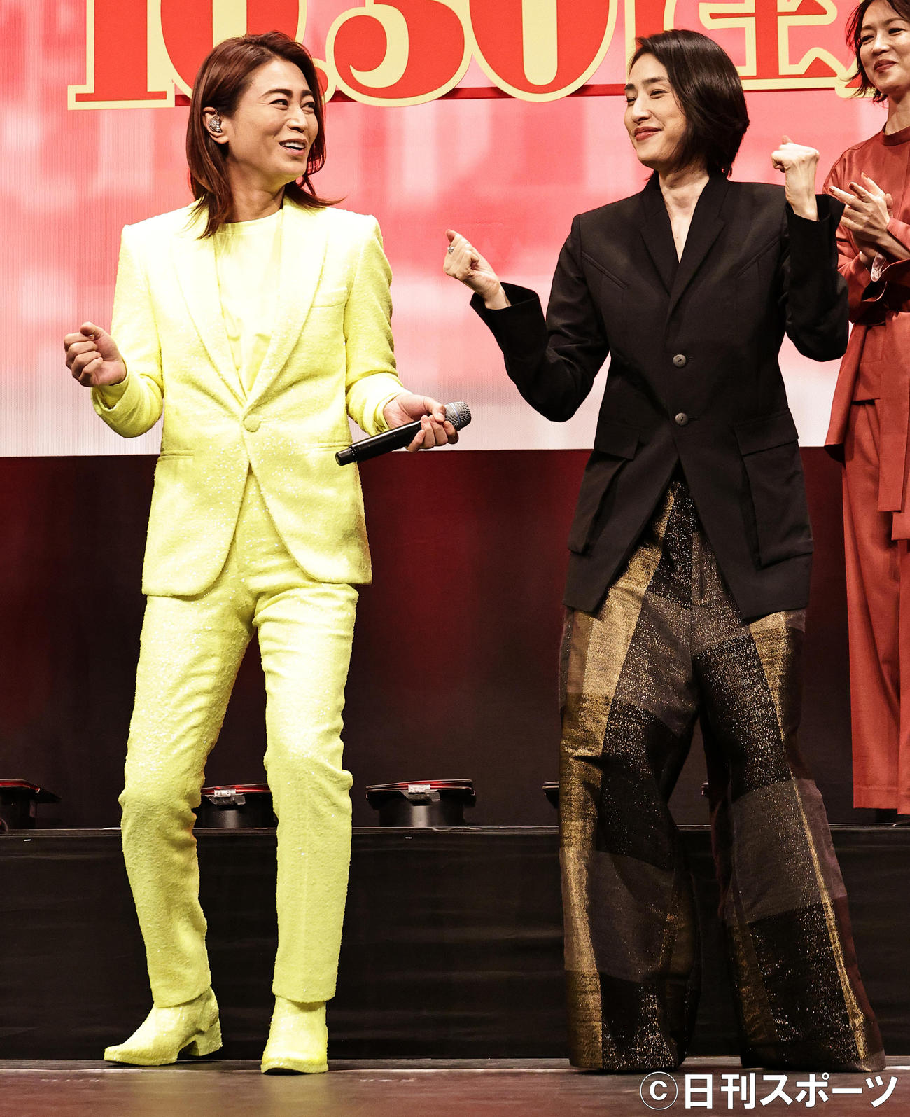 氷川きよし（左）が歌う主題歌「Happy！」に合わせてダンスを披露する天海祐希。右端は若村麻由美（撮影・中島郁夫）