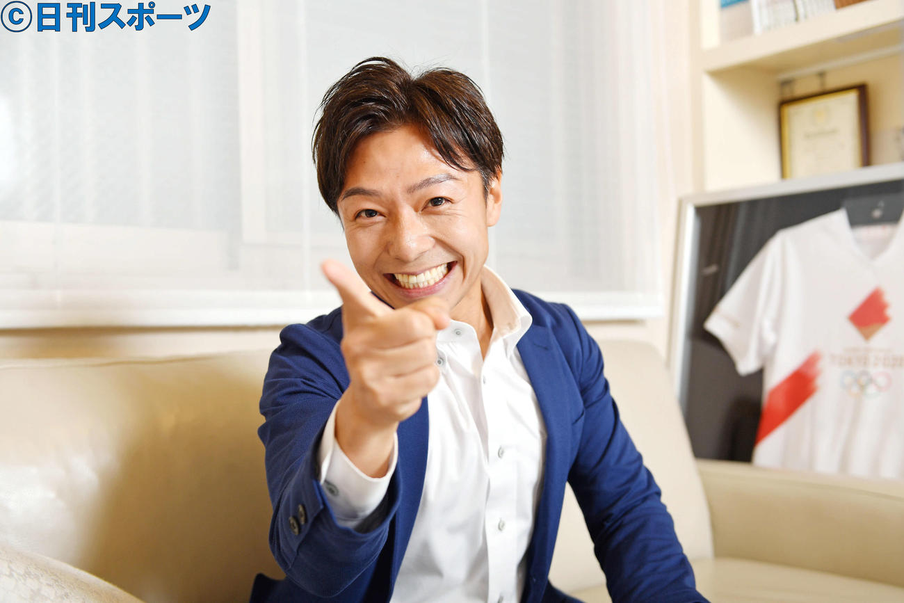 尊敬するアナウンサー福澤朗の名実況「ジャストミート！！」をするフリーアナウンサーの小出朗（撮影・滝沢徹郎）