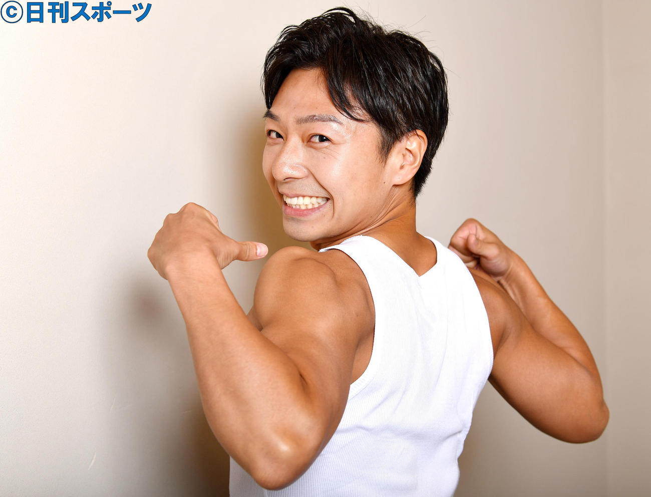 鍛え上げられた筋肉を披露するフリーアナウンサーの小出朗（撮影・滝沢徹郎）