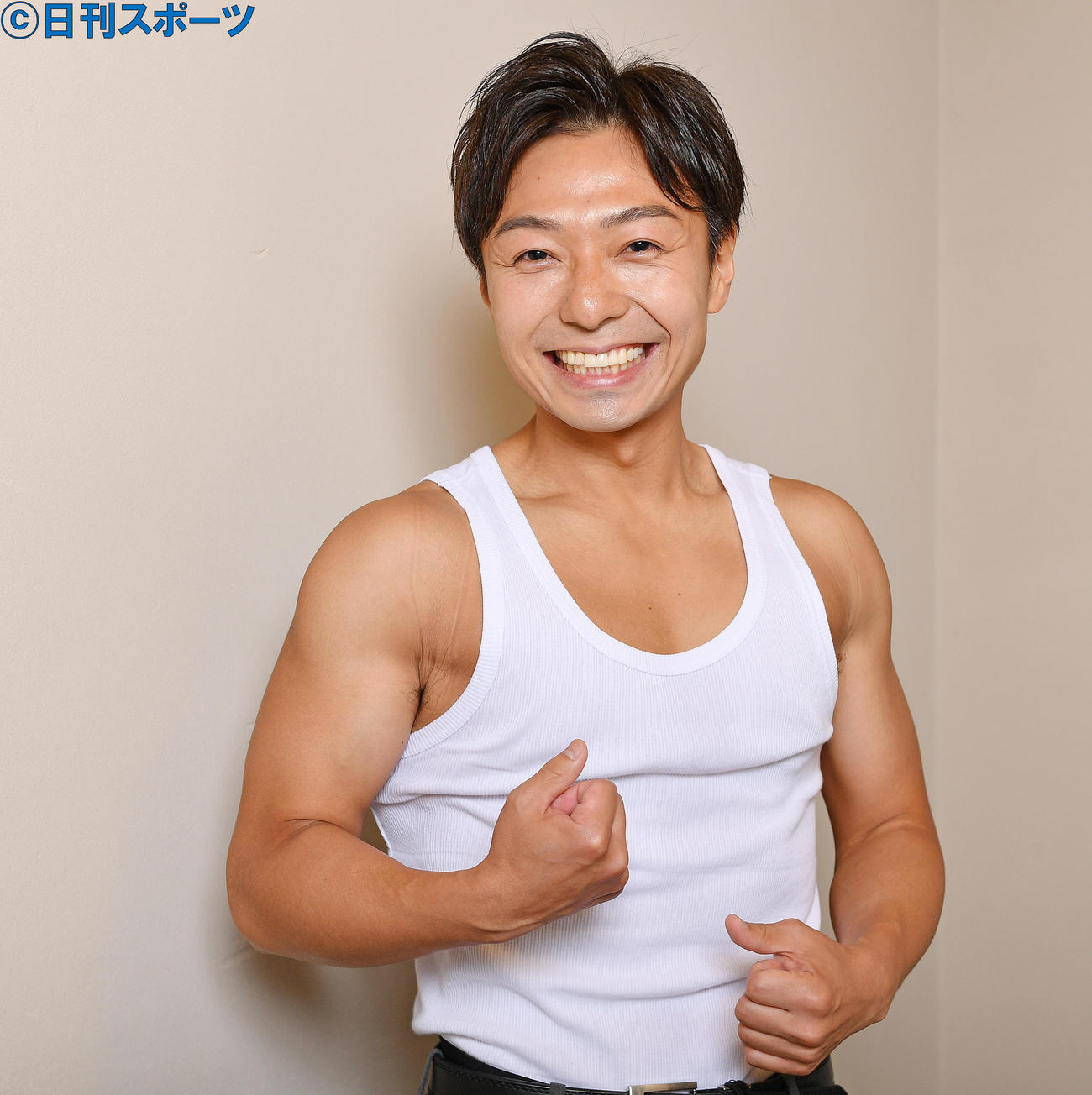 鍛え上げられた筋肉を披露するフリーアナウンサーの小出朗（撮影・滝沢徹郎）