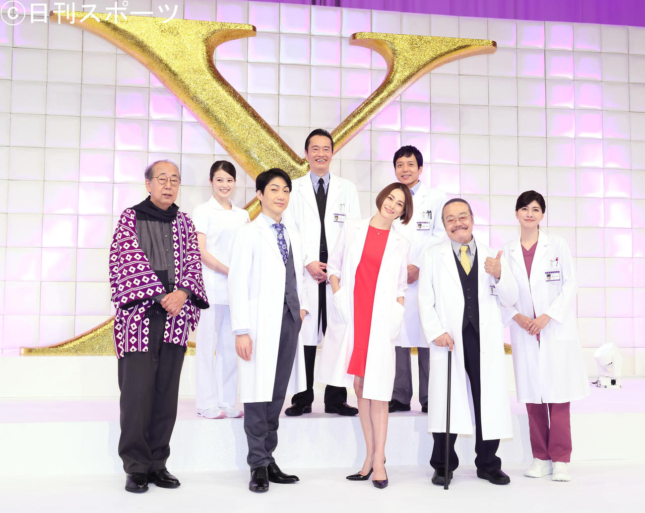 笑顔で撮影に臨む米倉涼子（前列中央右）ら。前列左から岸部一徳、野村萬斎、1人おいて西田敏行、内田有紀、後列左から今田美桜、遠藤憲一、勝村政信（2021年10月撮影）