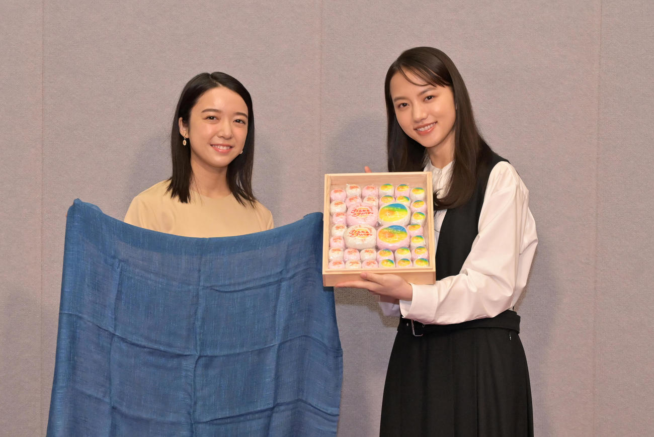 バトンタッチ式を終え、プレゼント交換も行った上白石萌音（左）と清原果耶