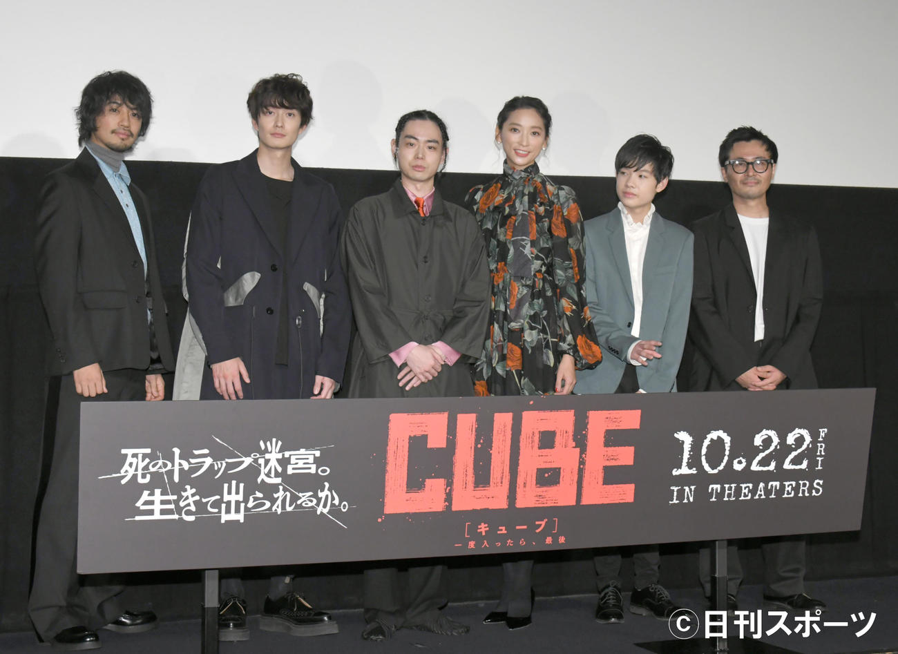 「CUBE」初日舞台あいさつで、記念撮影する、左から斎藤工、岡田将生、菅田将暉、杏、田代輝、清水康彦監督（撮影・酒井清司）
