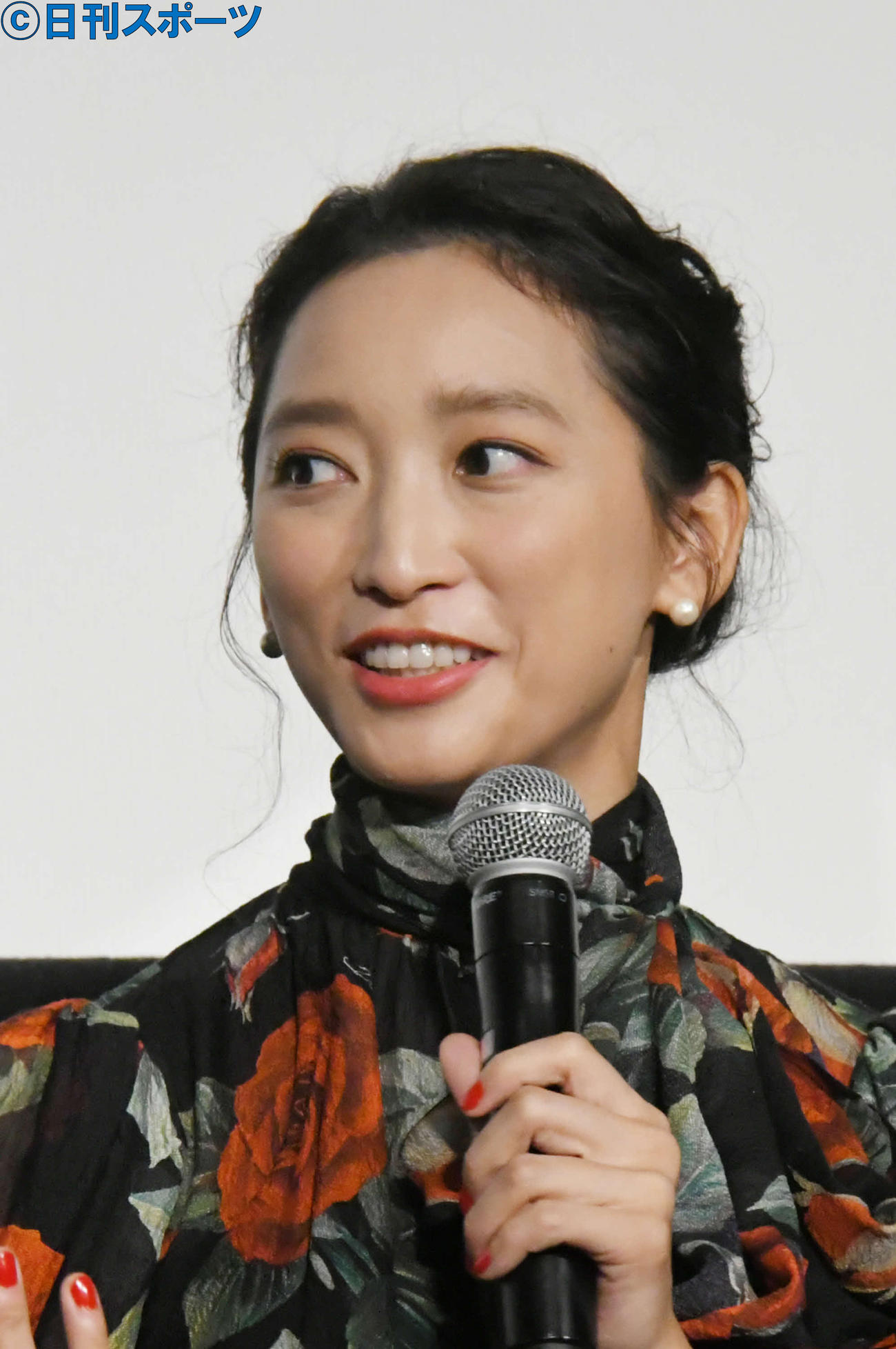 映画「CUBE」初日で、舞台あいさつする杏（撮影・酒井清司）