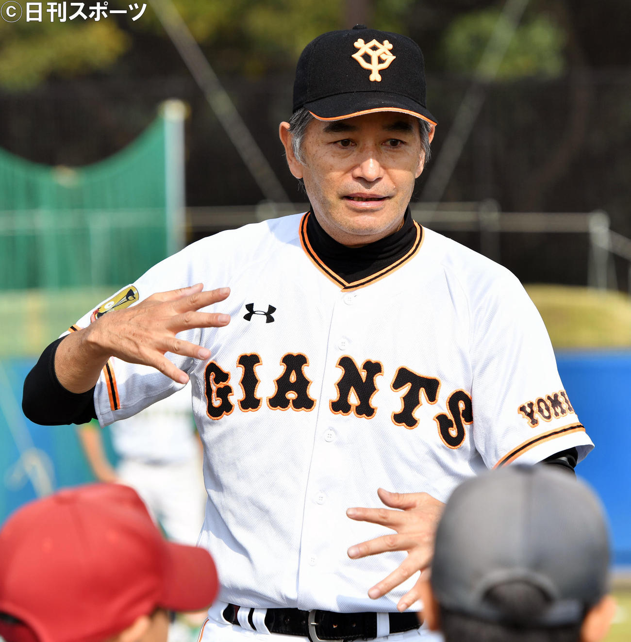 野球教室で指導する定岡正二氏(2017年11月撮影）