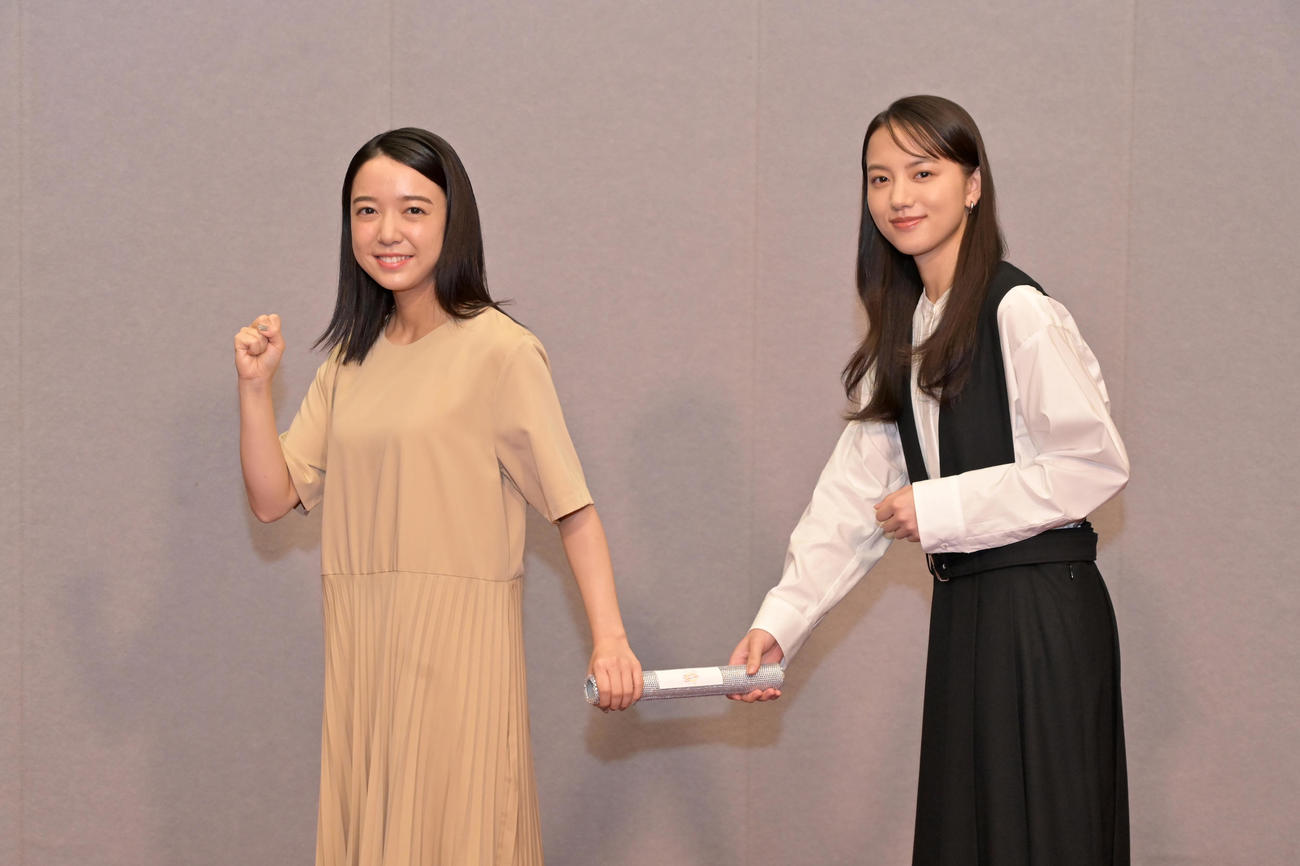 清原果耶（右）から、朝ドラヒロインのバトンを受け取った上白石萌音