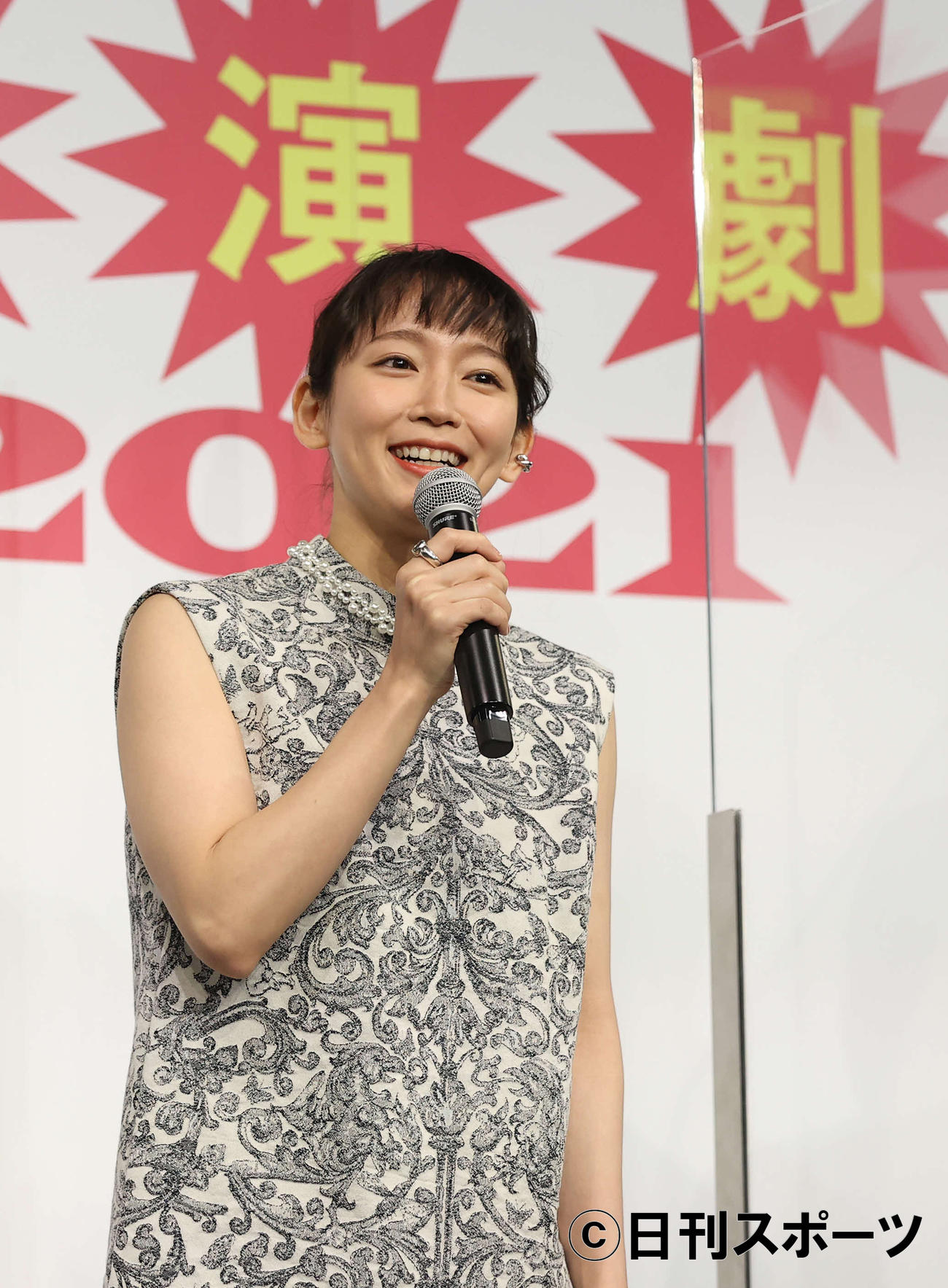 あいさつする「関西演劇祭2021」実行委員長の吉岡里帆（撮影・河野匠）