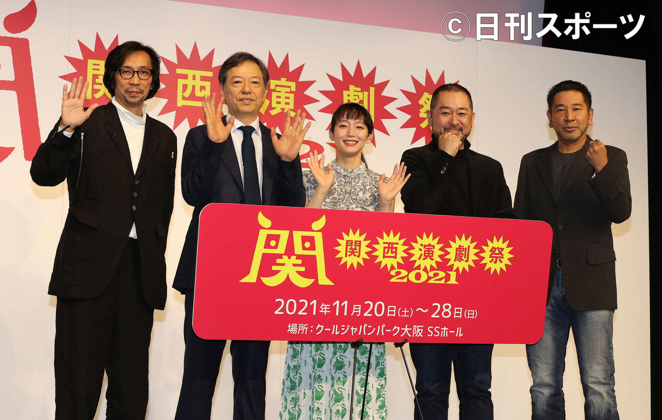 「関西演劇祭2021」実行委員長発表記者会見で記念撮影する、左から映画監督の行定勲氏、板尾創路、吉岡里帆、演出家の西田シャトナー氏、NHKエンタープライズの一色隆司ディレクター（撮影・河野匠）