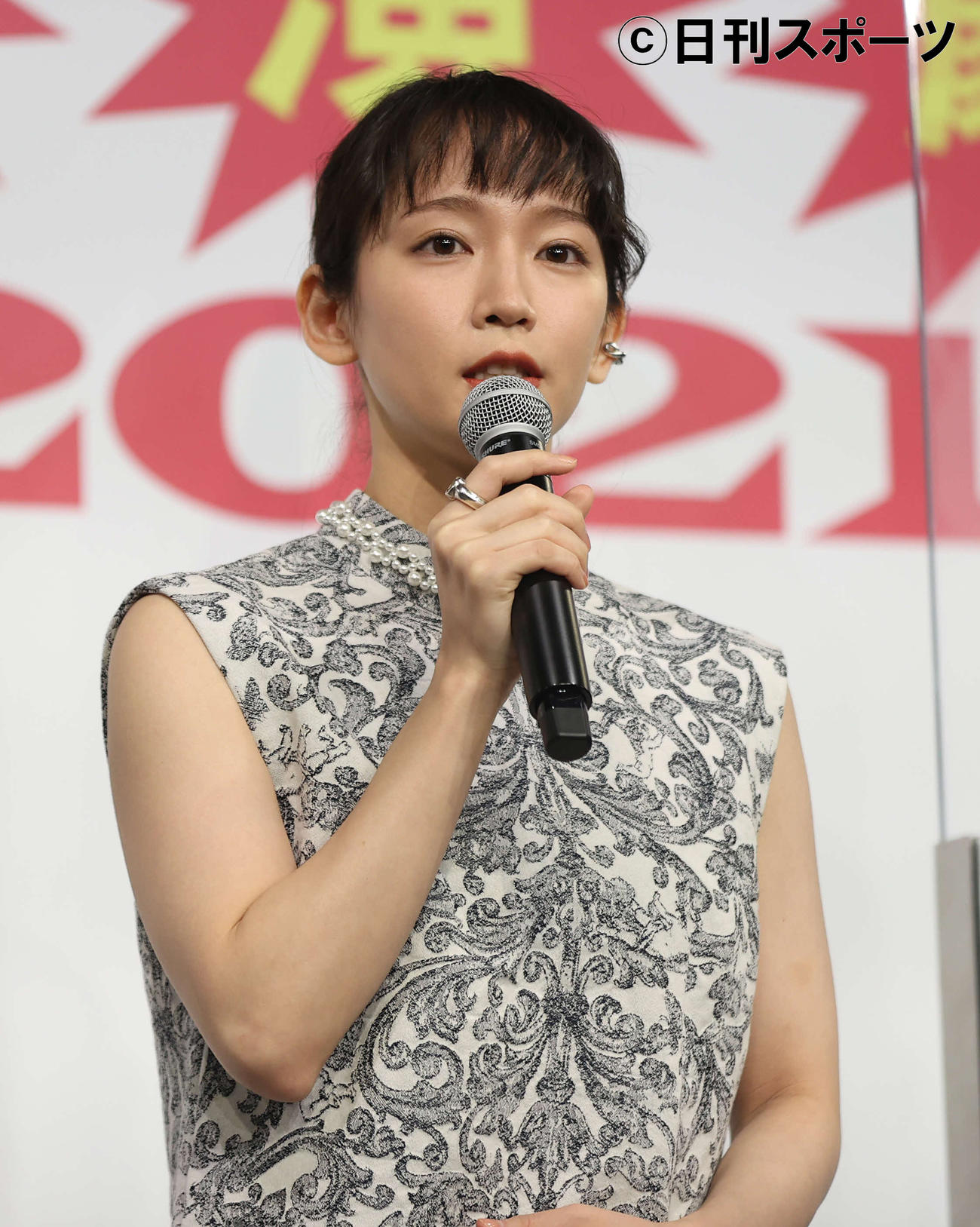 あいさつする「関西演劇祭2021」実行委員長の吉岡里帆（撮影・河野匠）