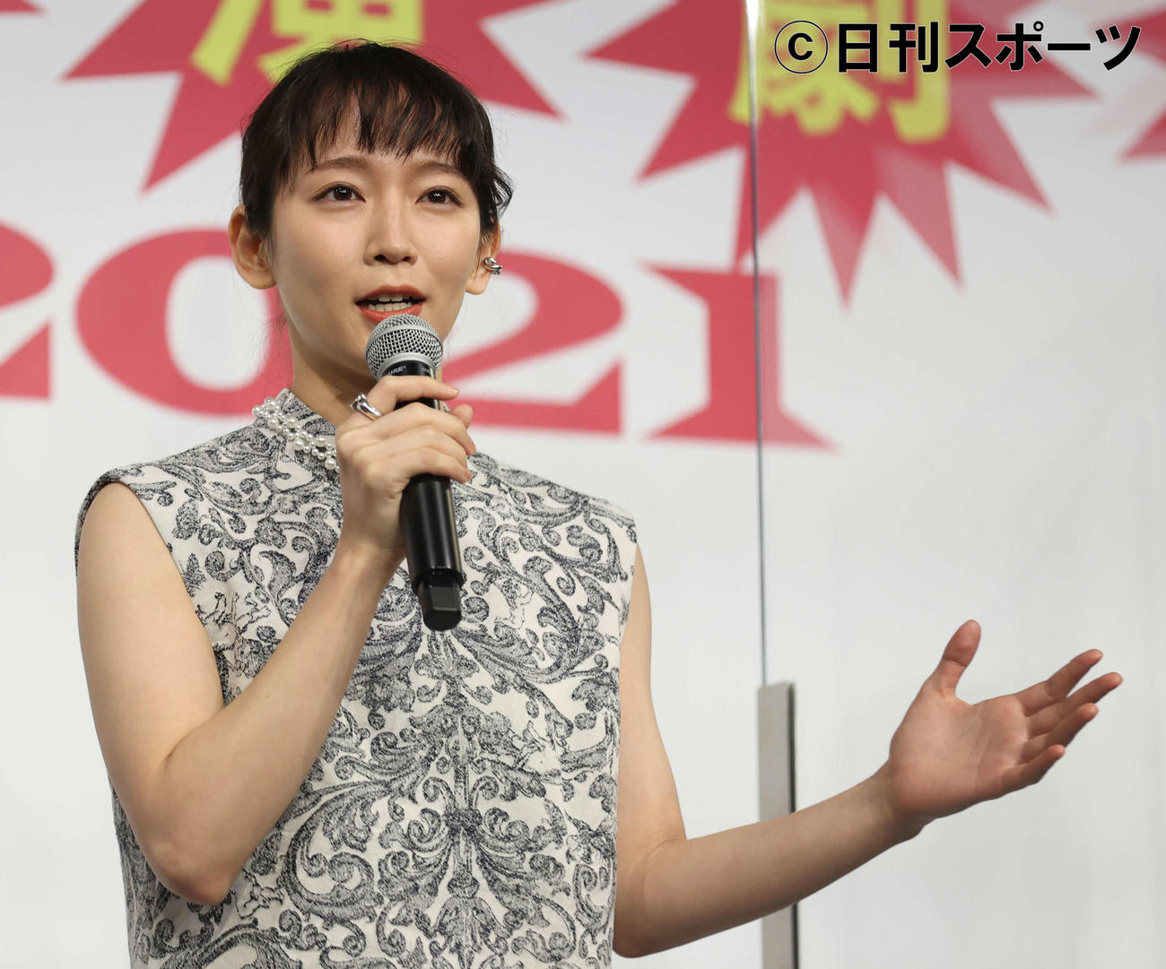 あいさつする「関西演劇祭2021」実行委員長の吉岡里帆（撮影・河野匠）