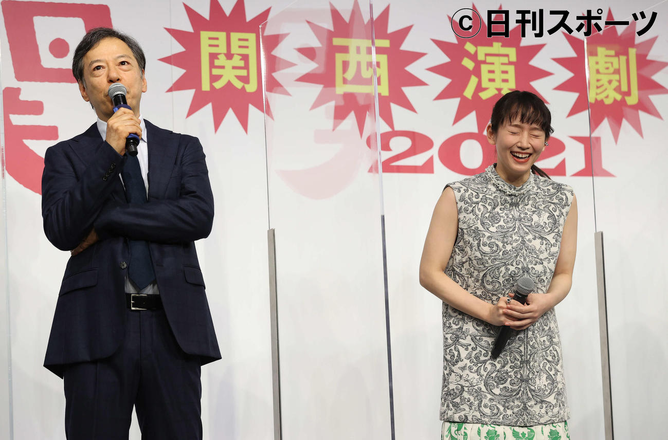 「関西演劇祭2021」実行委員長発表記者会見で板尾創路（左）の話に大笑いする吉岡里帆（撮影・河野匠）