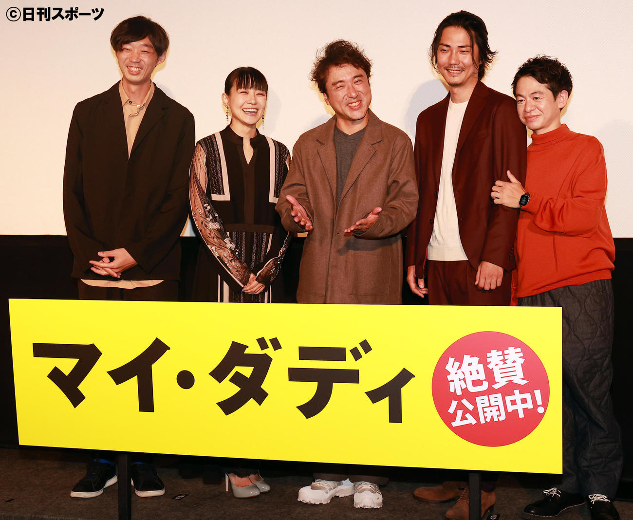 舞台あいさつを行った、左から金井純一監督、奈緒、ムロツヨシ、毎熊克哉、MCの永野宗典（撮影・野上伸悟）