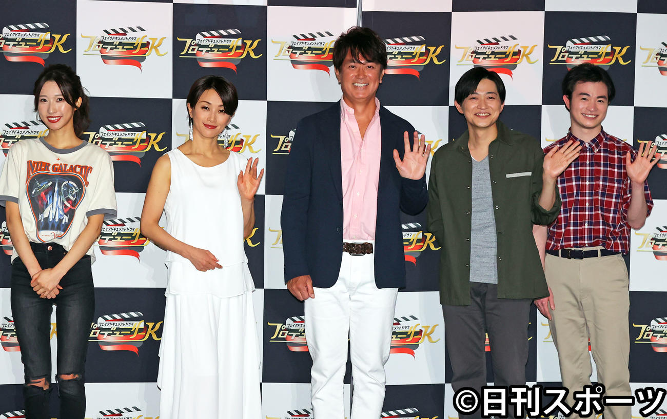 ドラマ「プロデューサーK」の記者会見で、笑顔で記念撮影する、左からREEi、酒井法子、石黒賢、下野紘、森永悠希（撮影・浅見桂子）
