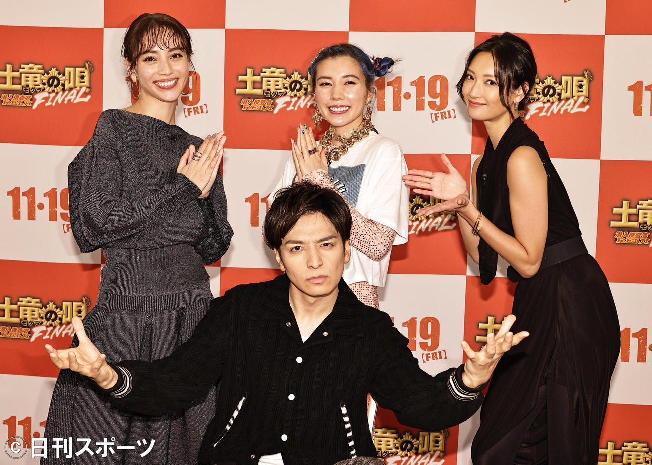 映画「土竜の唄　FINAL」完成直前SP祭りで生田斗真（手前）を囲む、後列左から滝沢カレン、仲里依紗、菜々緒（撮影・中島郁夫）