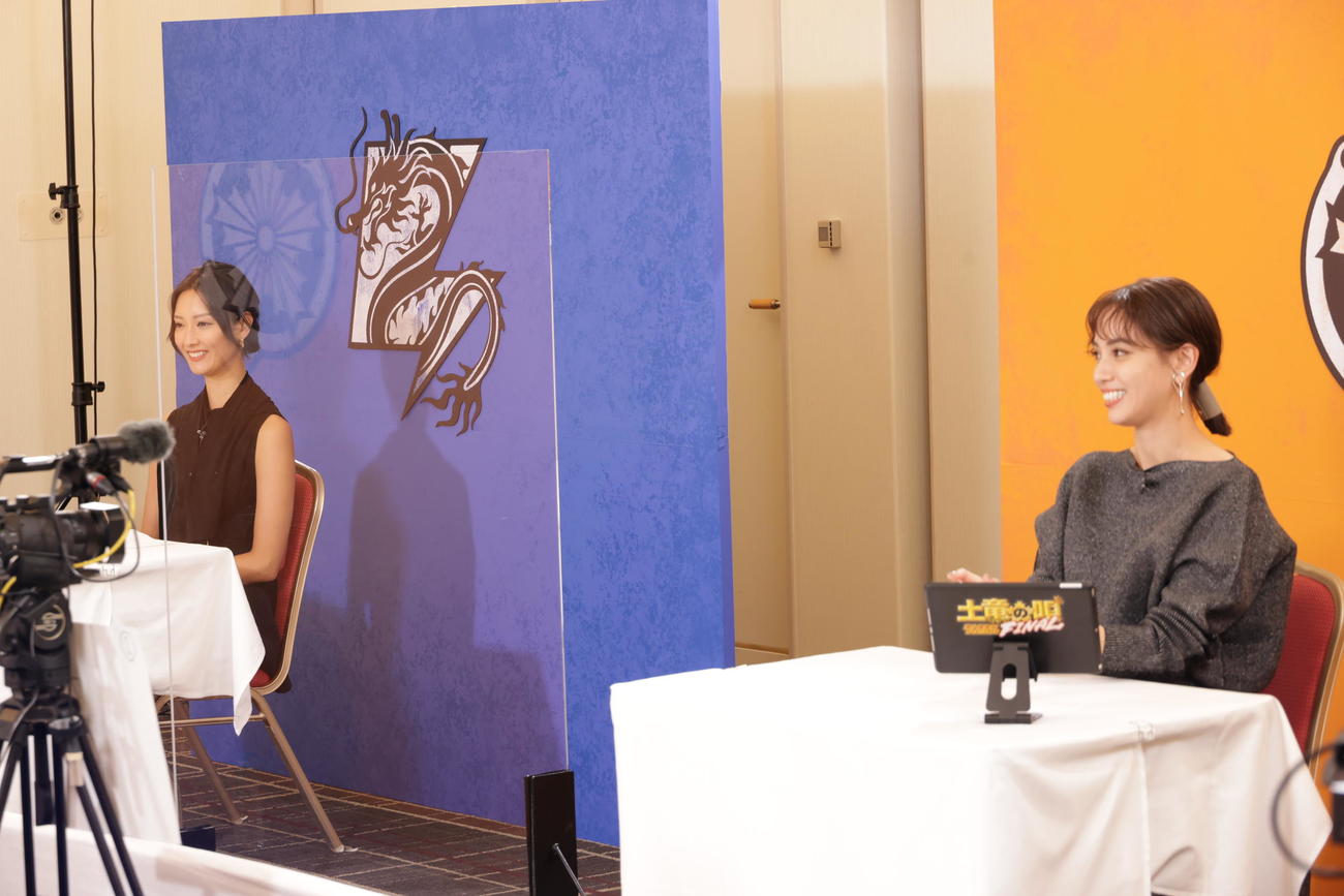 映画「土竜の唄　FINAL」のオンラインイベントに出席した菜々緒（左）と滝沢カレン