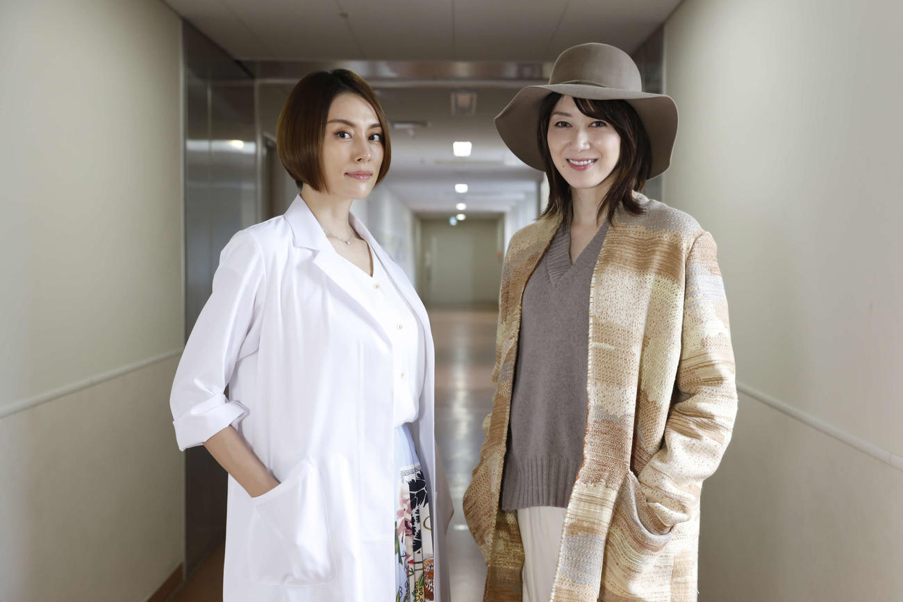 米倉涼子（左）と凰稀かなめ