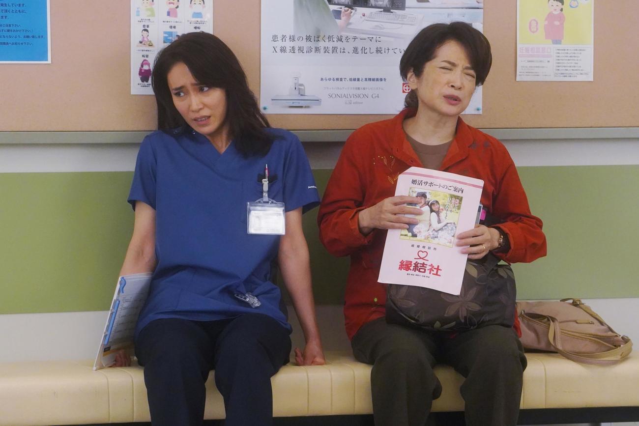 黒羽たまき（山口紗弥加＝左）の母親・るり子（中田喜子）が結婚相談所のパンフレットをもってやってきた（C）フジテレビ
