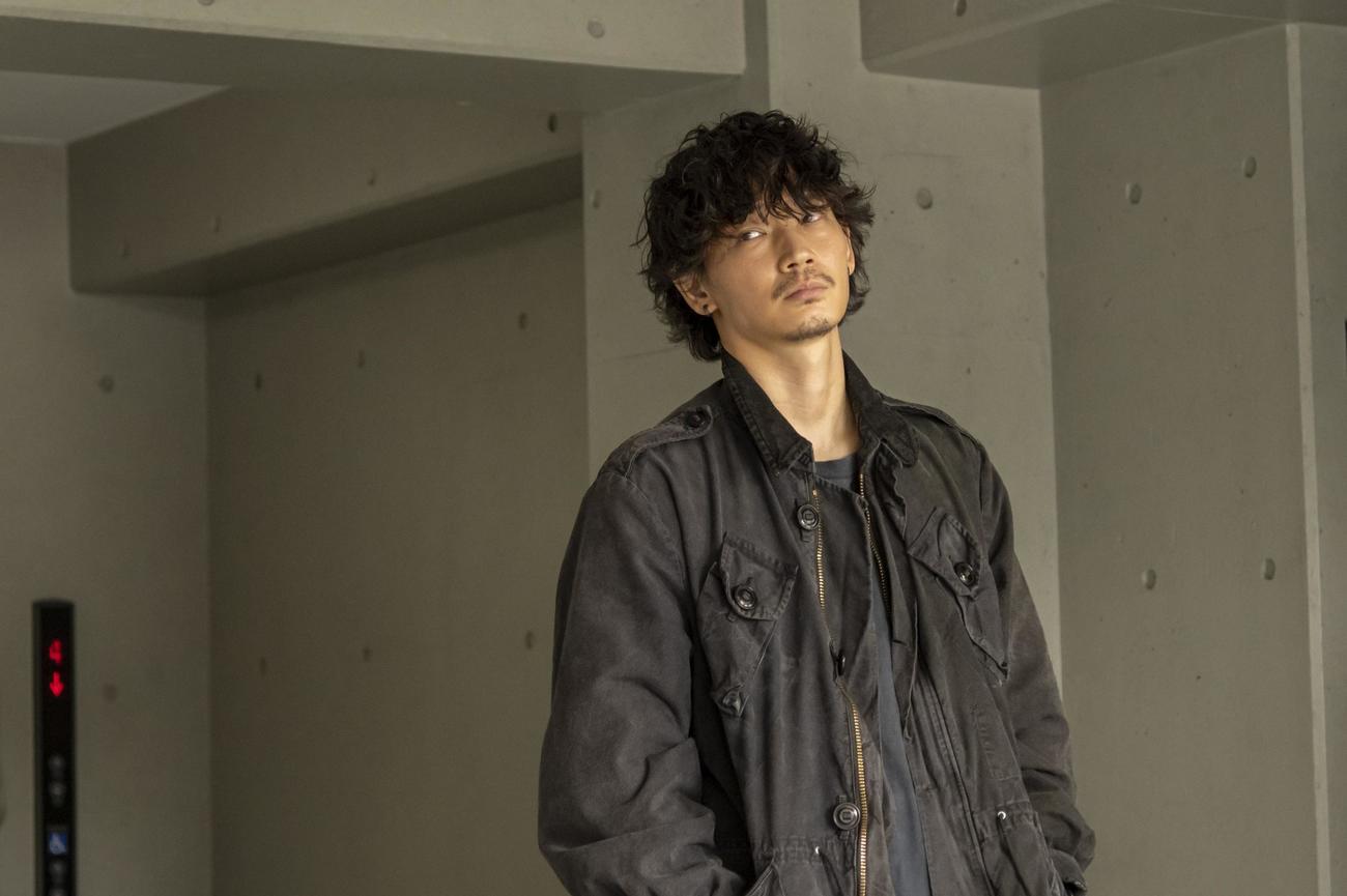 アバランチのメンバー羽生誠一（綾野剛）は転落死の謎に迫る（C）カンテレ