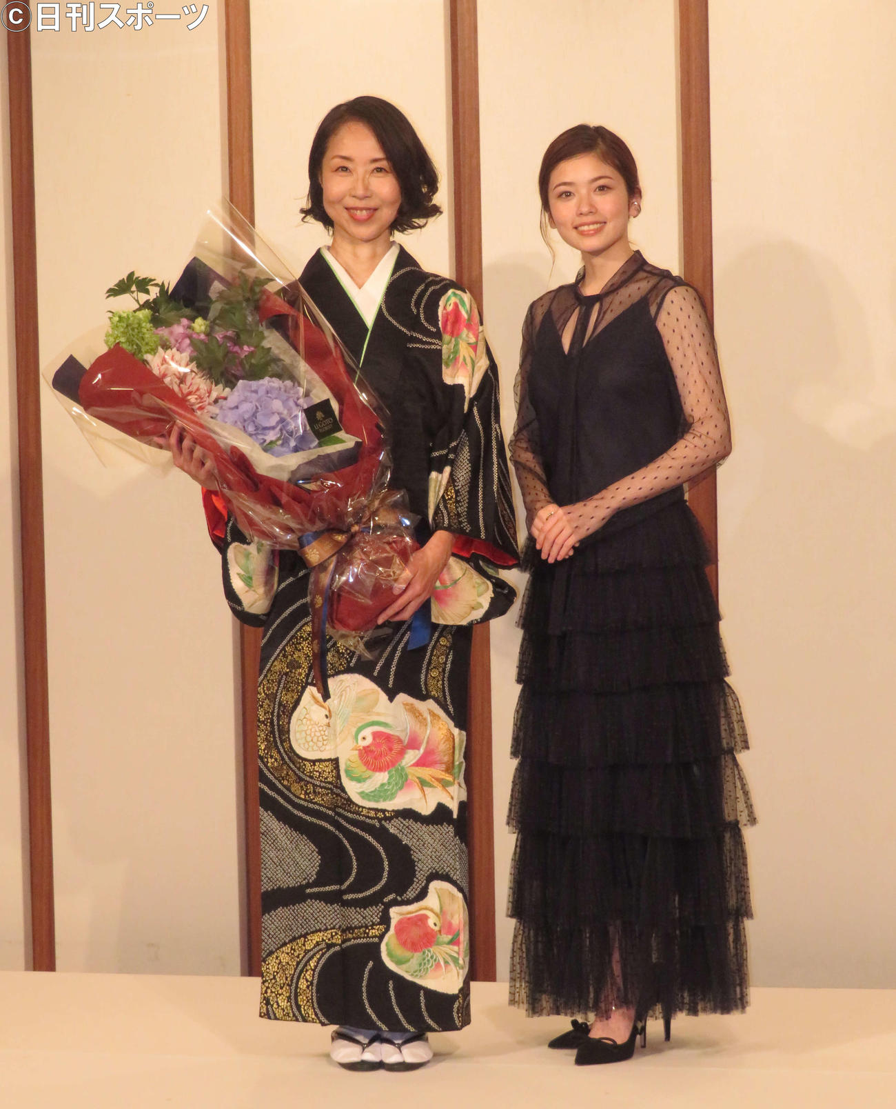 「第39回（2020年度）向田邦子賞」を受賞した橋部敦子氏（左）。右は小芝風花（撮影・横山慧）