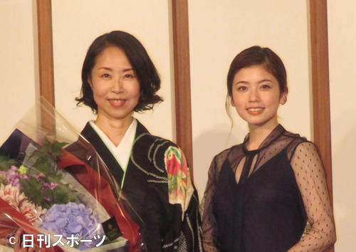 「第39回（2020年度）向田邦子賞」を受賞した橋部敦子氏（左）。右は小芝風花（撮影・横山慧）