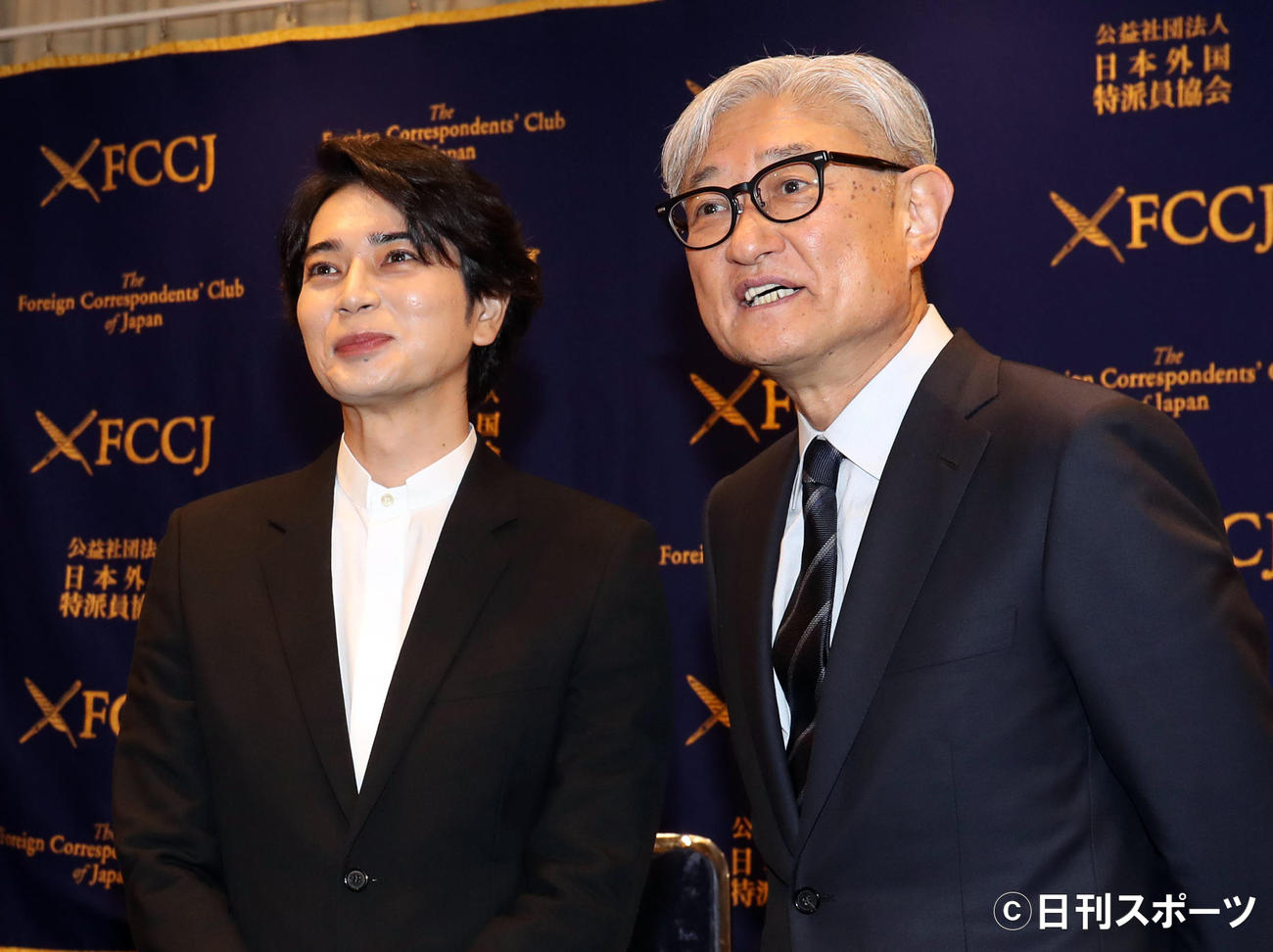 嵐のライブフィルムの公開に向け、外国特派員協会で会見後、記念撮影するライブ演出を務めた松本潤（左）と堤幸彦監督（撮影・狩俣裕三）