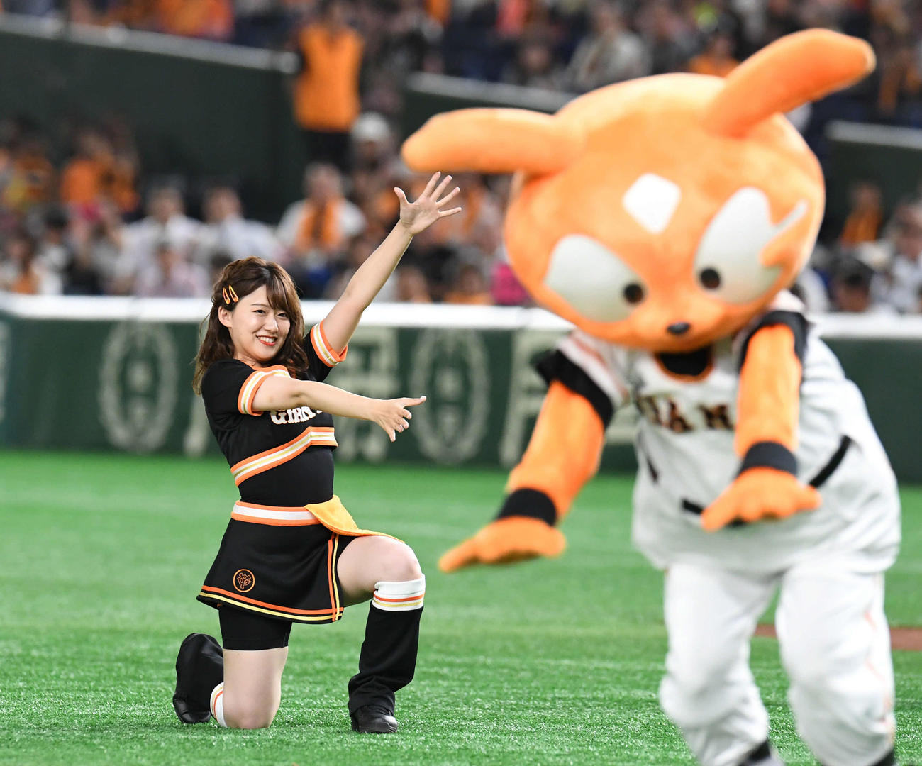 巨人公式マスコットガール「ヴィーナス」に扮した日テレの尾崎里紗アナウンサー＝2019年8月