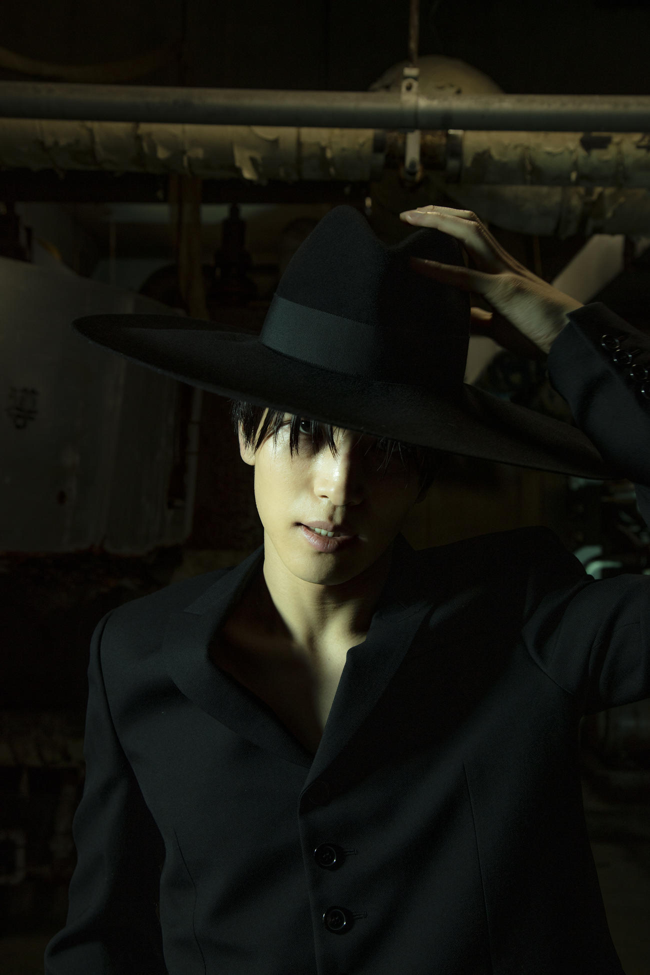 4th写真集「Layer」の先行カットを公開した岩田剛典（撮影・永瀬正敏／講談社）
