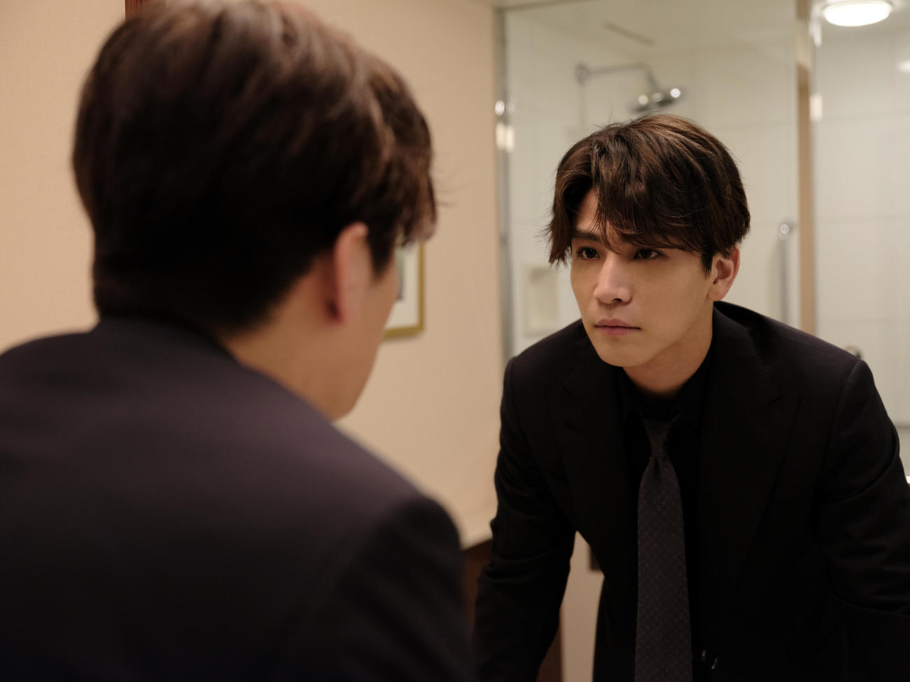 4th写真集「Layer」の先行カットを公開した岩田剛典（撮影・永瀬正敏／講談社）
