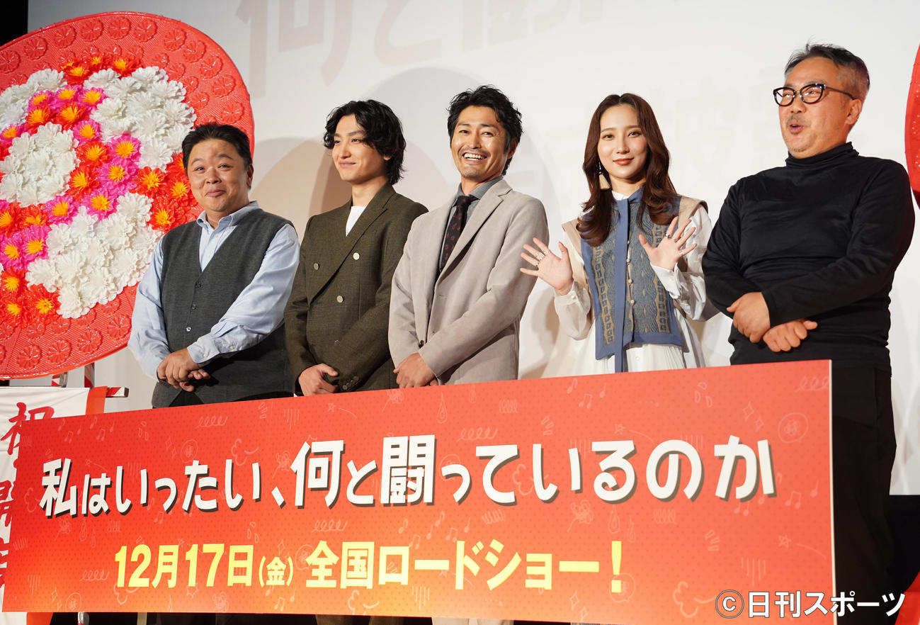 映画「私はいったい、何と闘っているのか」の完成披露上映会に登壇した、左から伊集院光、金子大地、安田顕、ファーストサマーウイカ、李闘士男監督（撮影・佐藤勝亮）