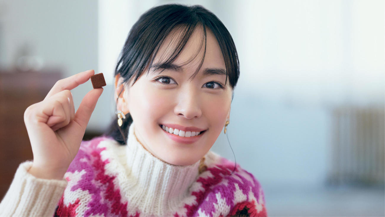 11年目の明治「メルティーキッス」のCMで笑みを浮かべる新垣結衣