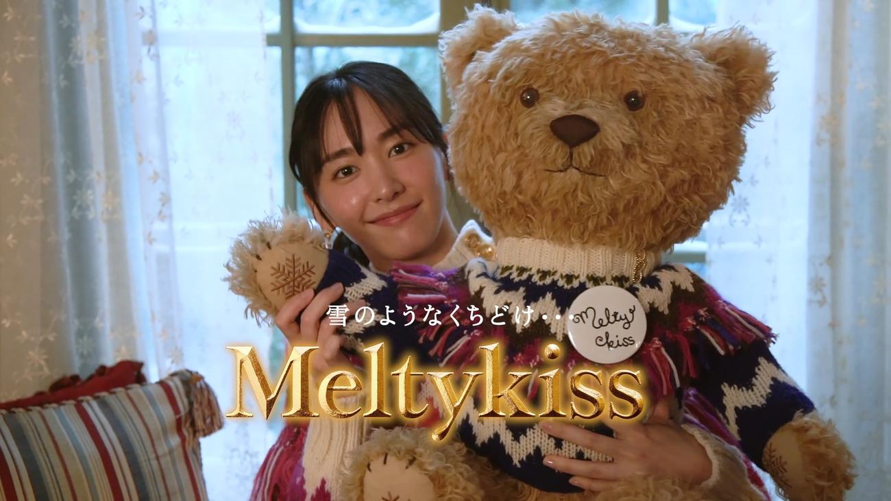 11年目の明治「メルティーキッス」のCMで初の“共演者”メルティベアと2ショットの新垣結衣