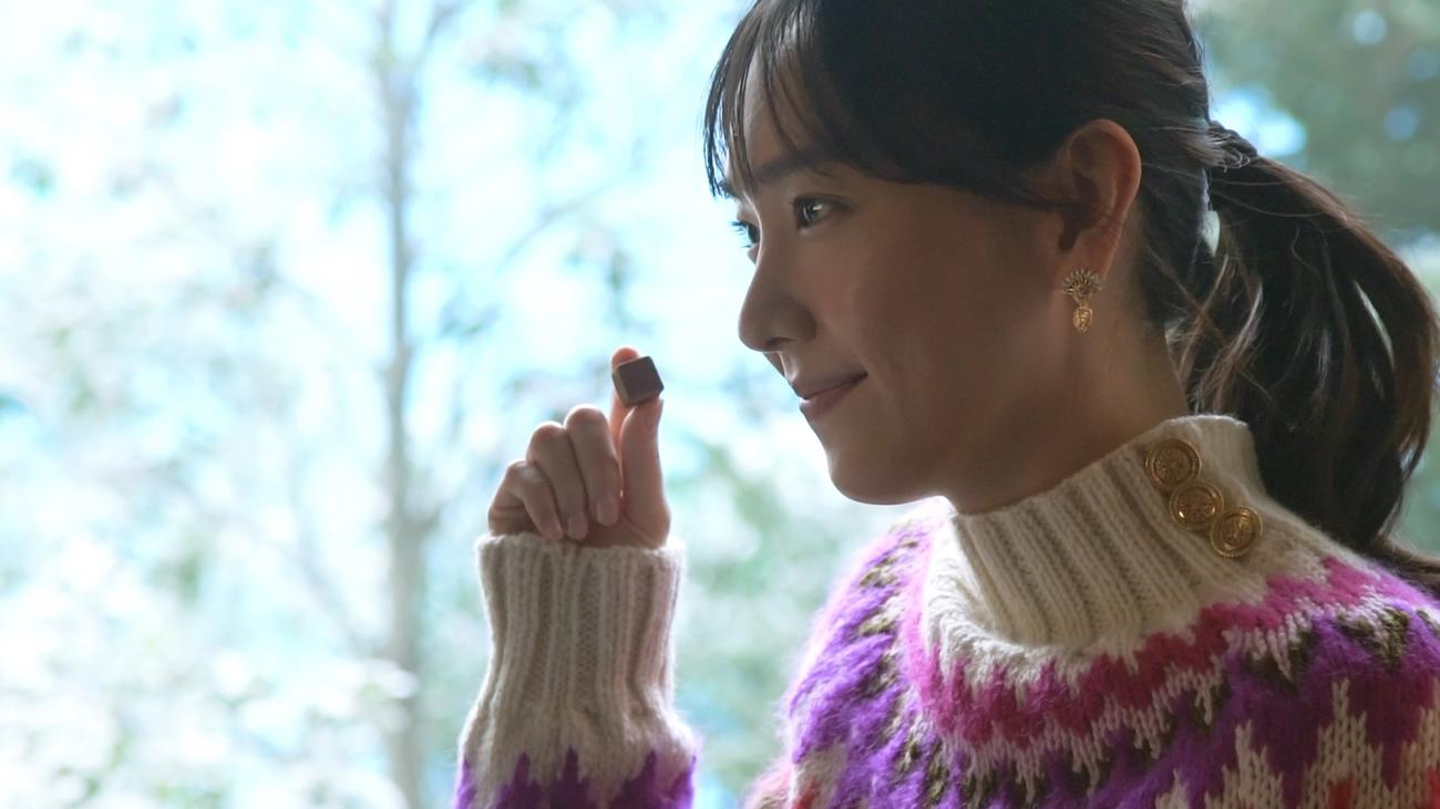 11年目の明治「メルティーキッス」のCMで笑みを浮かべる新垣結衣