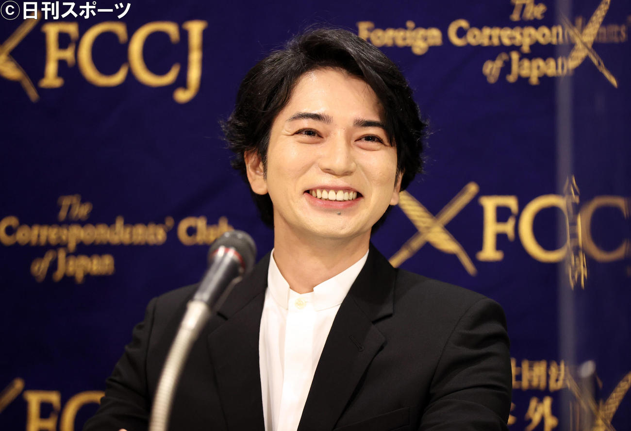嵐のライブフィルムの公開に向け、外国特派員協会での会見で笑顔を見せるライブ演出を務めた松本潤（撮影・狩俣裕三）