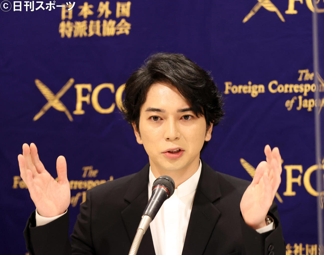 嵐のライブフィルムの公開に向け、外国特派員協会での会見で質問に答える松本潤（撮影・狩俣裕三）