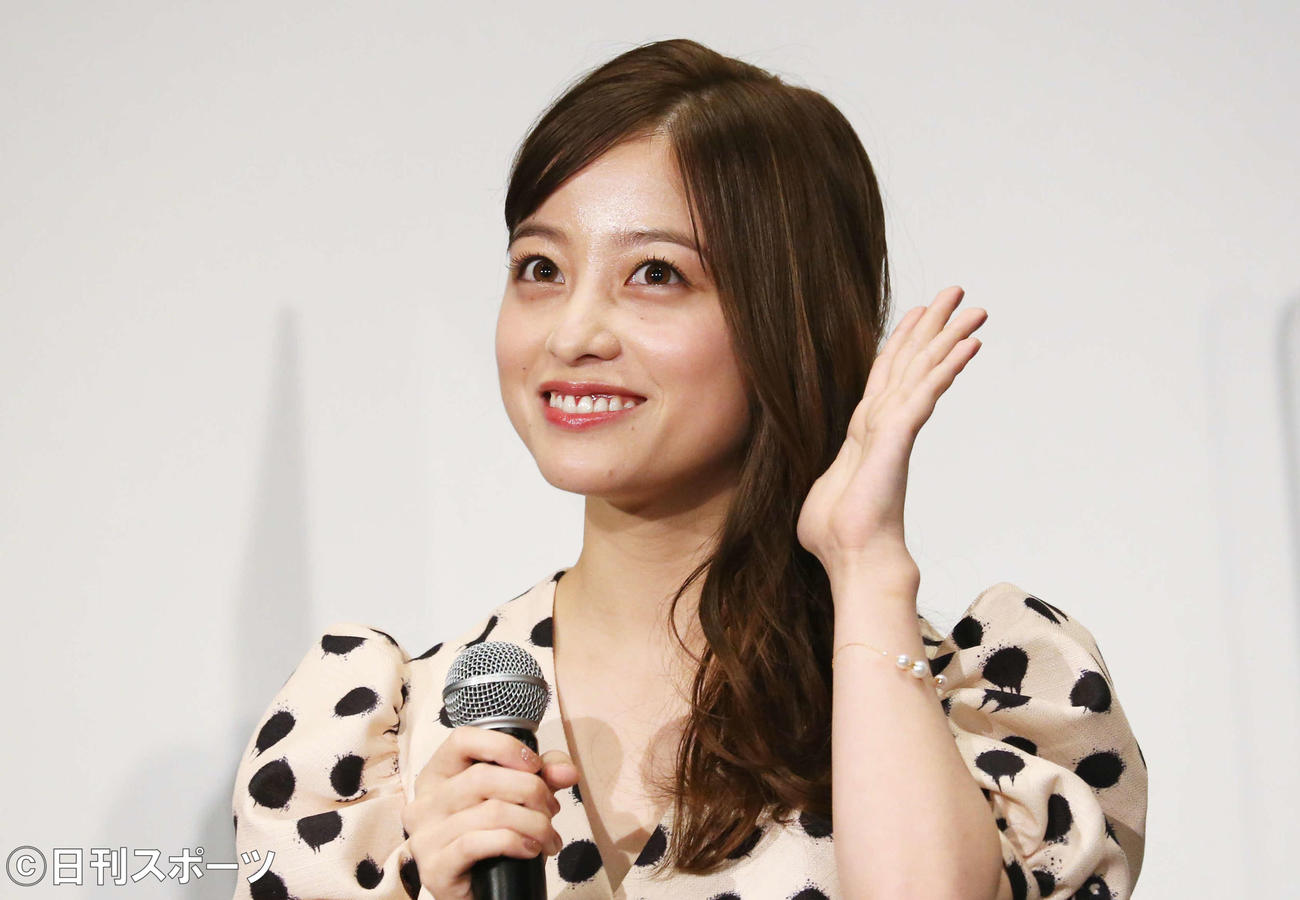 映画「かぐや様は告らせたいファイナル」の舞台あいさつで笑顔を見せる橋本環奈（撮影・勝部晃多）