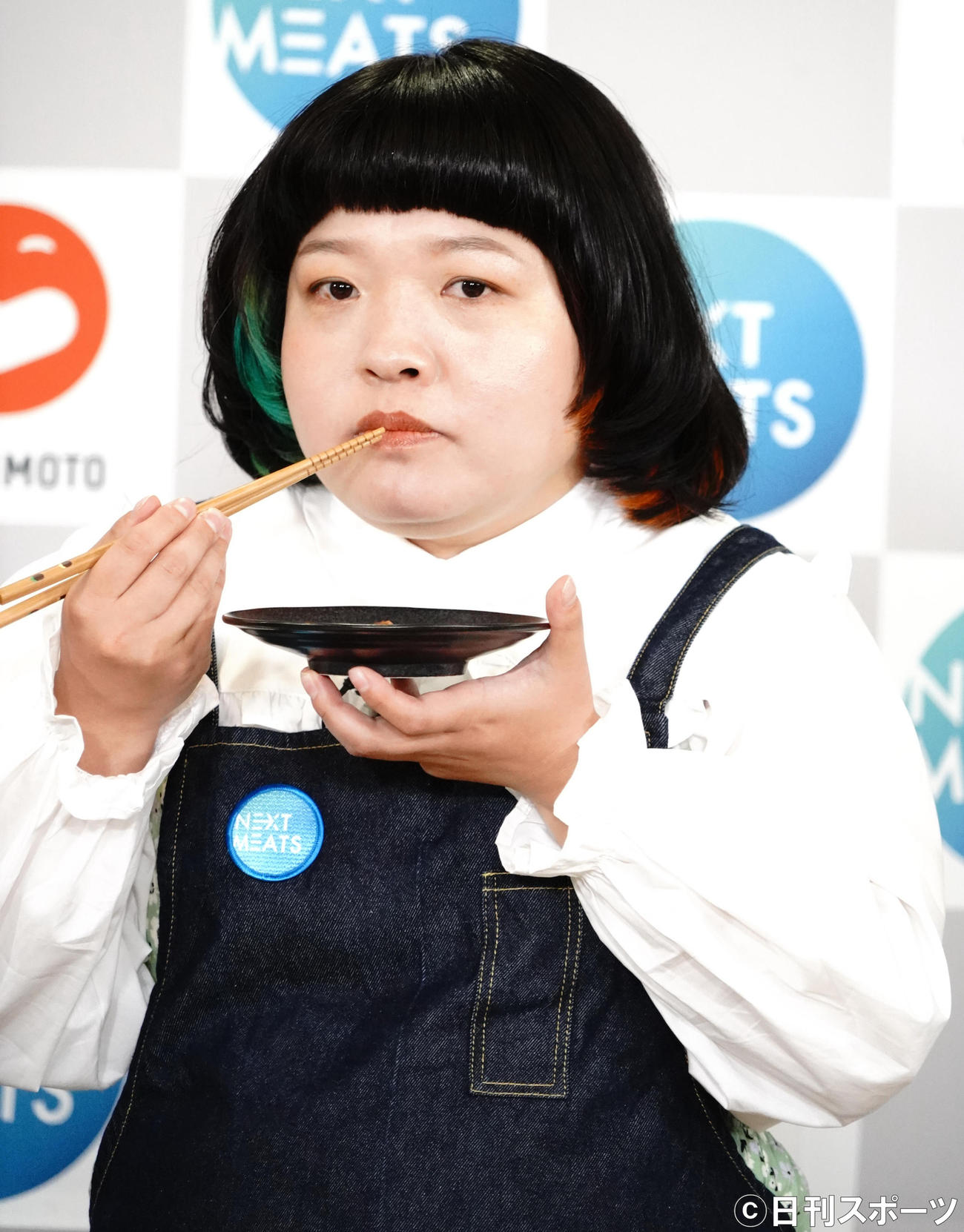 ネクストミーツと吉本興業の業務提携発表記者会見で代替肉を食べるお笑いコンビ、おかずクラブのオカリナ（撮影・佐藤成）
