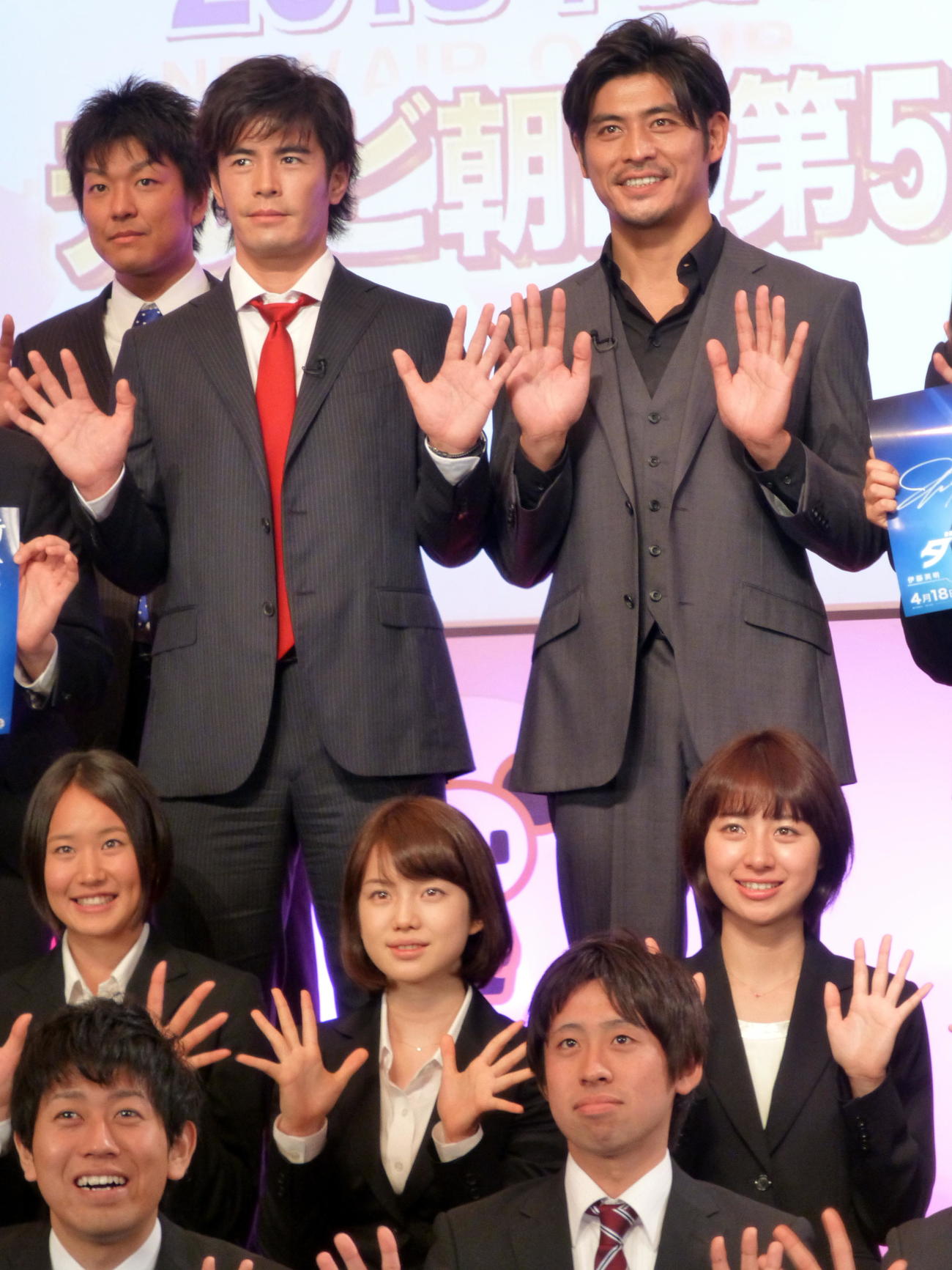 テレビ朝日の入社式に激励に訪れた伊藤英明（中央）と坂口憲二（右端）。中段右端は林美沙希アナ、同中央は弘中綾香アナ（2013年4月撮影）
