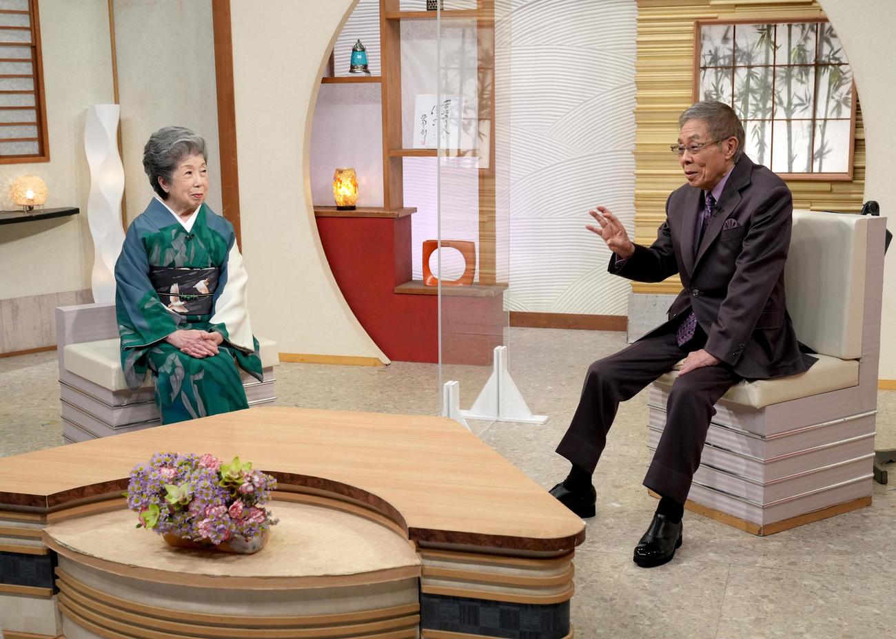 二葉百合子さんとトークを繰り広げる北島三郎