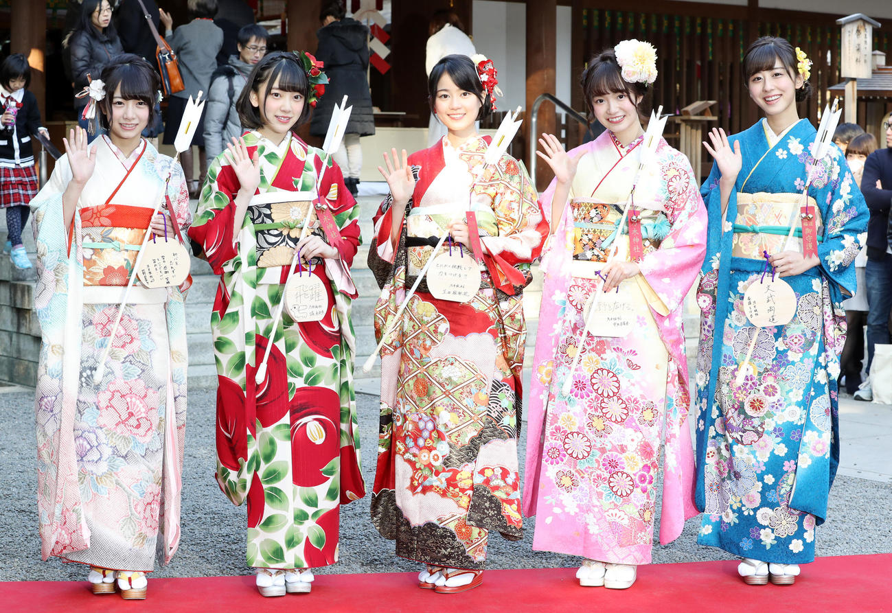 新成人となった乃木坂46の、左から北野日奈子、堀未央奈、生田絵梨花、中元日芽香、斎藤ちはる（2017年1月撮影）