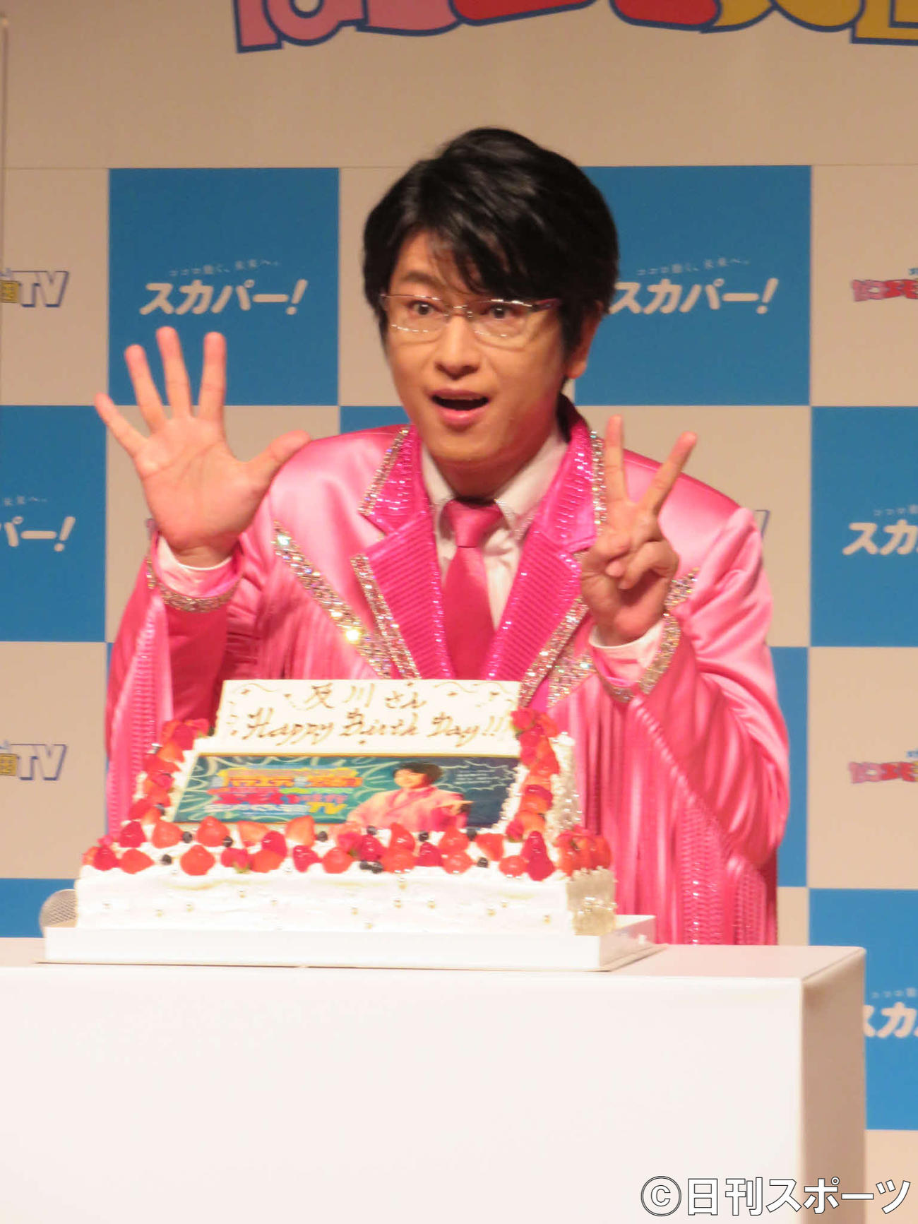 スカパー！の会見でバースデーケーキを贈られる及川光博