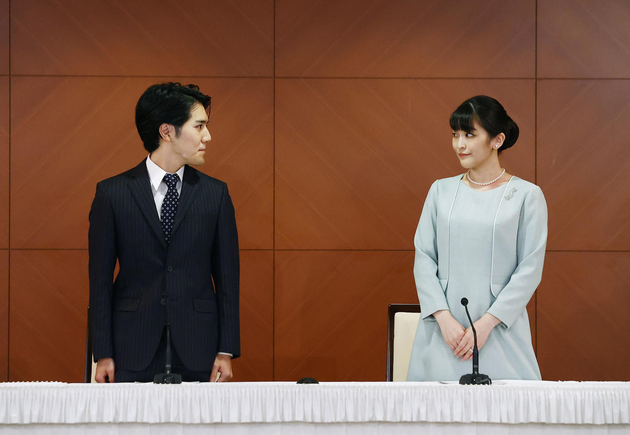 結婚の記者会見を終え、顔を見合わせる小室圭さんと眞子さん（代表撮影）