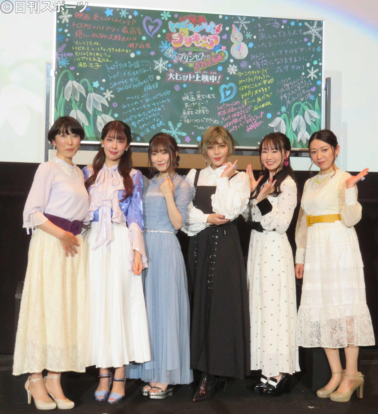 アニメ映画「トロピカル～ジュ！　プリキュア　雪のプリンセスと奇跡の指輪！」公開記念舞台あいさつに登壇した、左から久川綾、水沢史絵、日高里菜、ファイールズあい、水樹奈々、桑島法子（撮影・村上幸将）